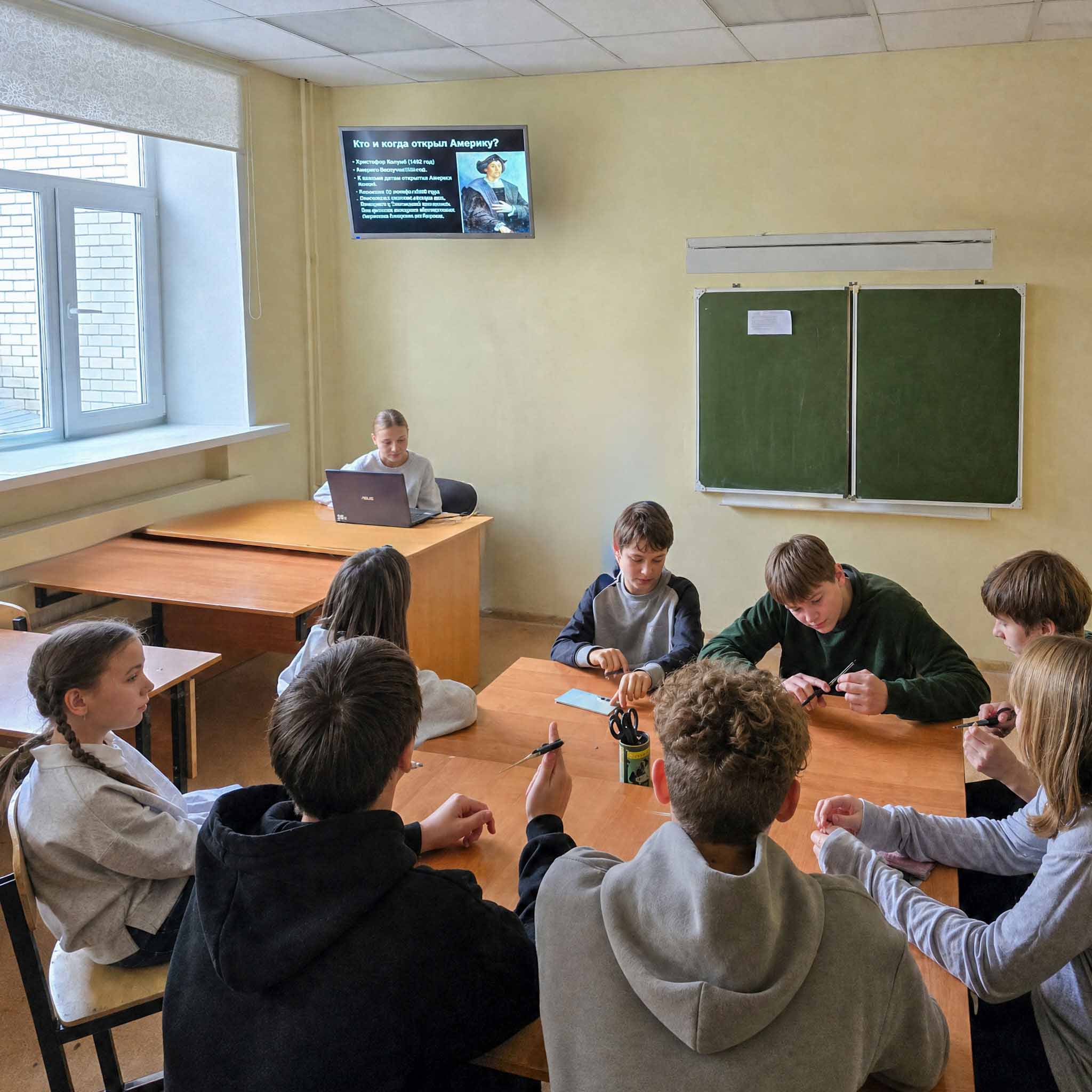 Старшие ученики помогают младшим в христианской школе Казани